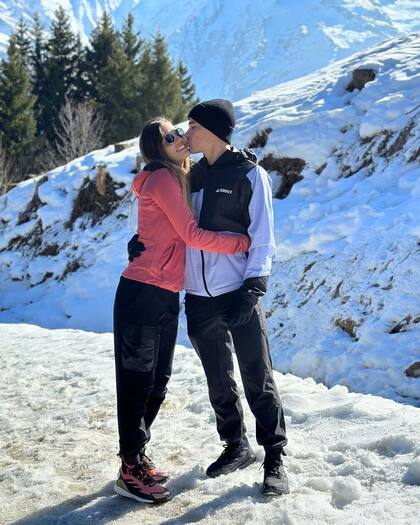 Julián Álvarez y Emilia Ferrero a los abrazos y besos en Inglaterra