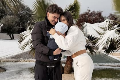 Julián Álvarez y Emilia Ferrero compartieron la nieve junto a su bebé Amadeo
