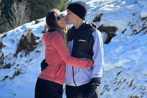 Julián Álvarez aprovechó su día libre y disfrutó de la nieve junto a su novia Emilia Ferrero