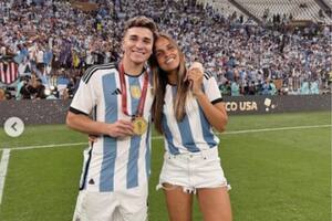 El beso de Emilia Ferrero a Julián Álvarez para festejar el campeonato del mundo