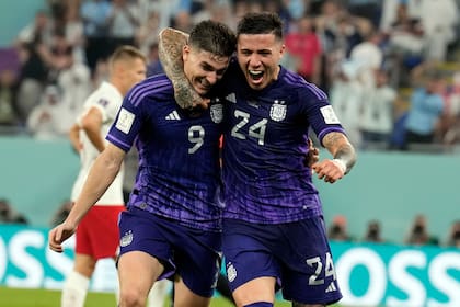 Julián Álvarez y Enzo Fernández festejan el segundo gol de la selección argentina ante Polonia