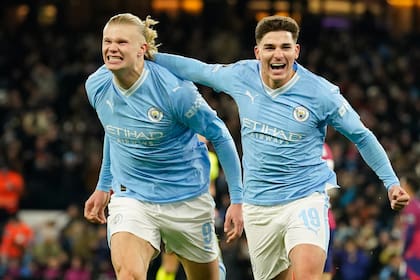 Julián Álvarez y Erling Haaland, la delantera infalible de Manchester City en la vigente temporada