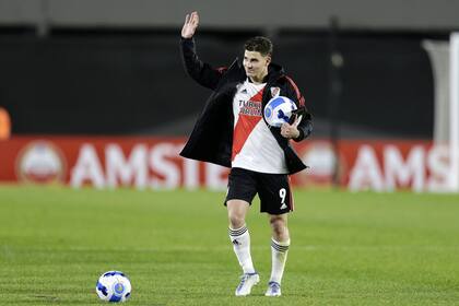 Julián Álvarez y las dos pelotas, el premio por su doble triplete (seis goles) ante Alianza Lima, por la Copa Libertadores