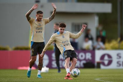 Julián Álvarez y Leandro Paredes se disputan un lugar en el once inicial ante Paraguay