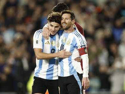 Julián Álvarez y Lionel Messi, la delantera que se perfila para ser titular en el Mundial 2026