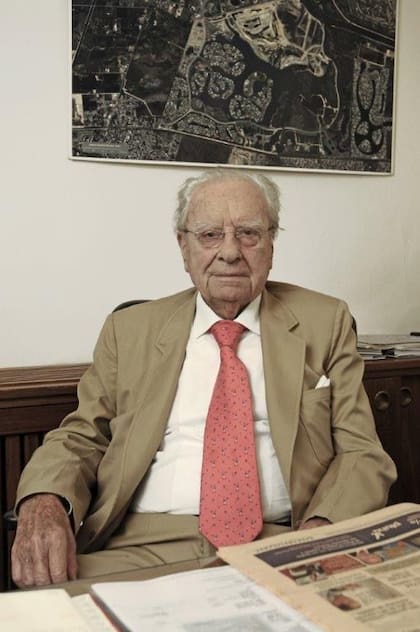 Julián Astolfoni, falleció el 14 de octubre de 2017, a los 94 años, el ingeniero nació en Italia y llegó a la Argentina de joven. En el país se dedicó a la construcción y desarrollo de grandes obras. En la imagen, a sus espaldas, una vista aérea de Nordelta