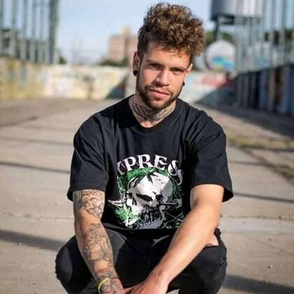 Julián Bosch, poeta, editor y tatuador; ilustra los libros de Ediciones Arroyo