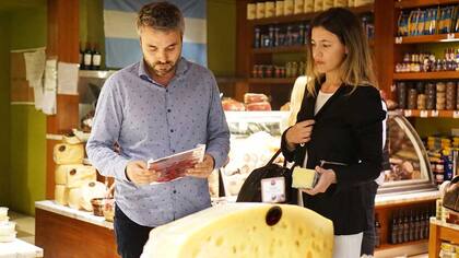 Julián Cantero y Laura Sanjurjo, en Valenti, compran jamón crudo y queso para una picada