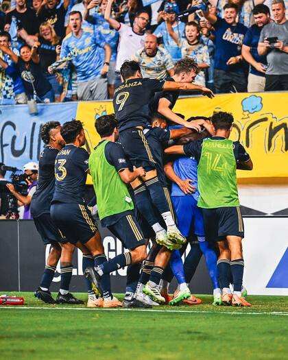 Julián Carranza se trepa a la montonera de futbolistas de Philadelphia Unions, que festejan la clasificación a las semifinales de la Leagues Cup