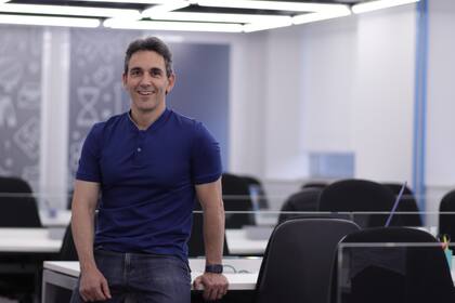 Julián Colombo: "La persona quiere que el bot le gestione la baja de su tarjeta de forma sencilla, evitar repetir sus datos cada vez que lo derivan de sector o espera recibir alertas de promociones que sean relevantes para ellos, poco le interesa saber que el banco incorporó la última tecnología si no representa una solución tangible para su problema”