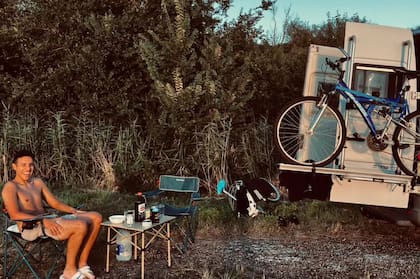 Julián cumplió su sueño de recorrer Europa. En la foto, en un motorhome en Francia.