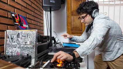 Julián Di Pace Herrera, que trabaja como DJ, plantea que la organización digital es clave para su tarea