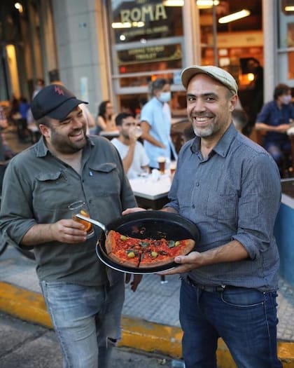 Julián Díaz y Martín Auzmendi presentando la Canchera del Abasto que cuenta con salsa de tomates, variedad de tomates cherrys, albahaca fresca, ajo y aceite de oliva