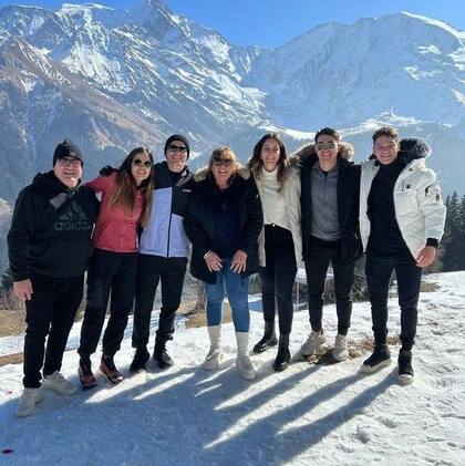 Julián, Emilia y las familias de ambos disfrutaron de un día en la nieve