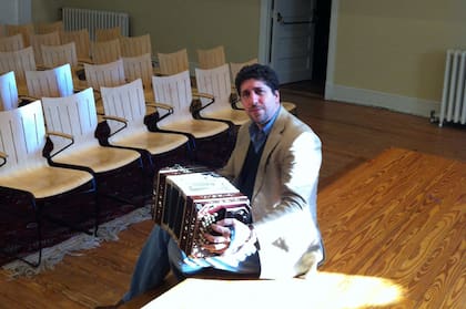 Julián en la universidad, antes de dictar un seminario.