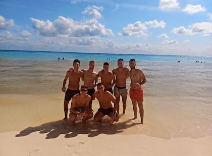 Julián en Playa del Carmen con sus amigos