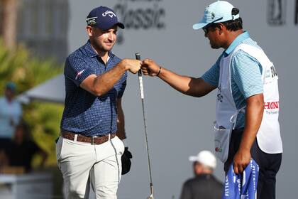 Julián Etulain y el saludo con su caddie