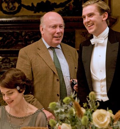 Julian Fellowes, con dos de los actores de su gran éxito Downton Abbey: Dan Stevens y Elizabeth McGovern