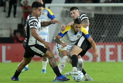Julián Fernández, el elegido por el técnico Jorge Almirón para reemplazar a Ángel Di María, maniobra ante Jorge Recalde y Álvaro Campuzano; en el segundo tiempo, Enzo Copetti sustituyó al volante canalla y marcó el gol del triunfo