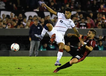 Julián Fernández, vehemente en la marca a Gastón Hernández.