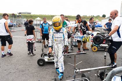 Julian Frasnelli camina en el circuito de Brescia, Italia. Como otros miles de niños, sueña con llegar a la Fórmula 1