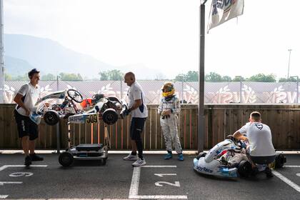Julian Frasnelli observa como su karting es puesto en la pista para una práctica