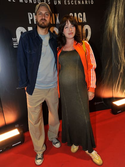 Julián Gil y Cande Vetrano, que lució orgullosa su embarazo, transformaron la invitación en una salida romántica