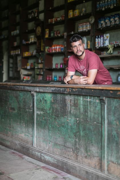 Julián Gómez, en la barra del Almacén La Paz.