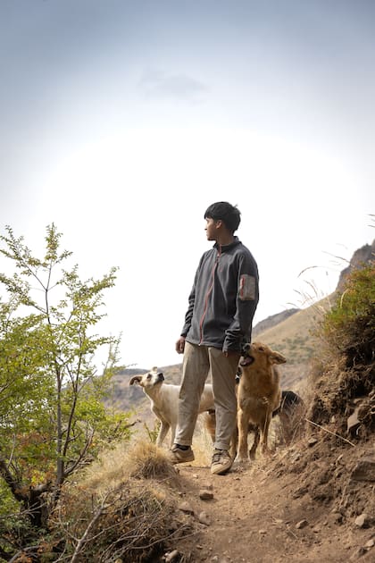 Julián, guía d ela comunidad, junto a sus perros.