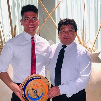 Julián Gutiérrez junto a su papá, Marcelo, con un premio recibido en Catamarca años atrás