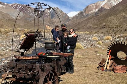 Julián junto a Lucia, su esposa y sus hijos Antonio y Pedro en medio de las montañas de Mendoza
Foto: Gentileza Julián Lanzillota