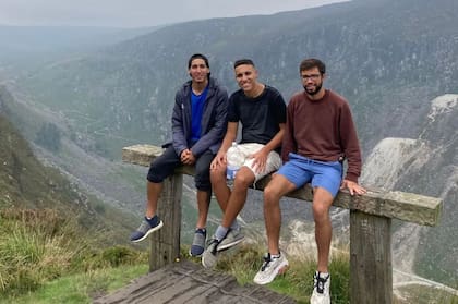 Julián junto a sus nuevos amigos de Países Bajos, en Irlanda.