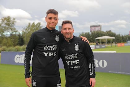Julián Kadijevic posa junto a Lionel Messi, en marzo de 2022