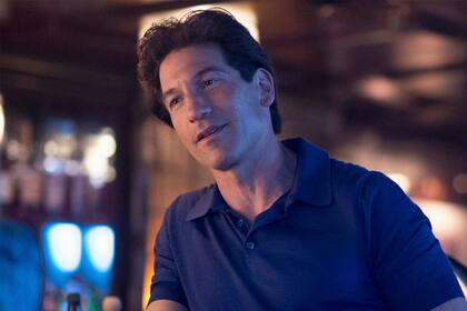 Julian Kay (Jon Bernthal)