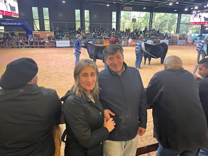 Julián Lavayén junto a su mujer, Andrea Ansola, durante la jura de hembras en la pista indoor de Palermo