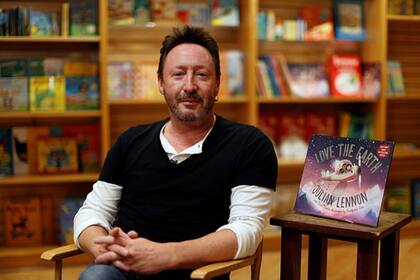 Julian Lennon (en la foto de 2019) tuvo una relación tensa con su padre y fue excluido de su testamento