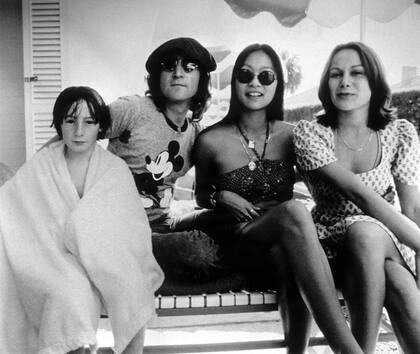 Julian Lennon, John Lennon y May Pang en Disney, en una postal de fines de1974