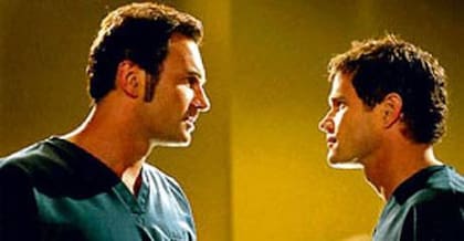 Julian McMahon (a la izquierda) y Dylan Walsh en Nip/Tuck