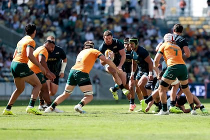 Julián Montoya, capitán de los Pumas, arremete ante la defensa de Australia
