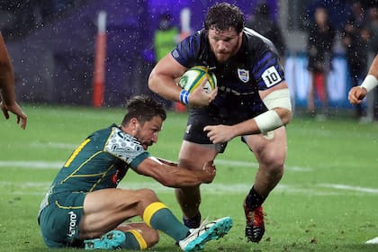 Julian Montoya es tackleado por Jake Gordon durante un partido entre Los Pumas y los Wallabies en Sydney