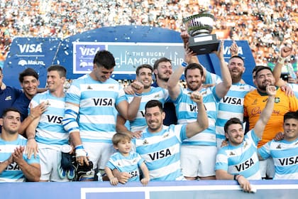 Julián Montoya levanta el trofeo luego de la aplastante victoria de los Pumas ante australia en el Rugby Championship