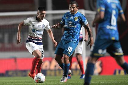 Julián Palacios y Emiliano Vecchio, en una escena del primer tiempo entre San Lorenzo y Rosario Central.