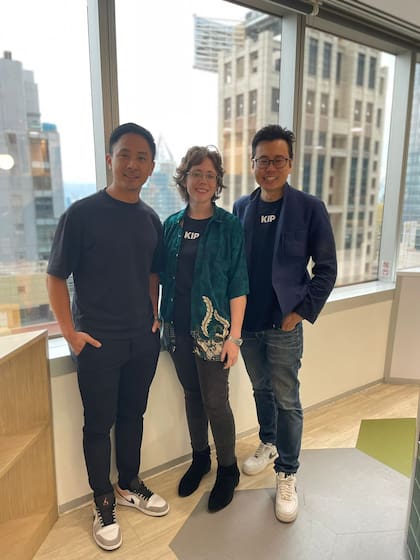 Julian Peh junto a la directora de inteligencia artificial de KIP Protocol, Jennifer Dodgson