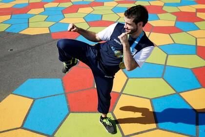 Julián Pinzas demuestra una típica postura de combate