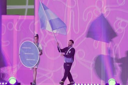 Julián Pinzas fue el abanderado en el cierre de los Juegos