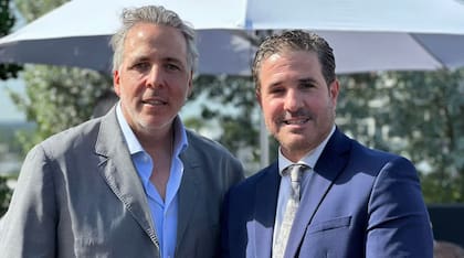 Julian Racauchi y Brent Latham, alcalde de North Bay Village