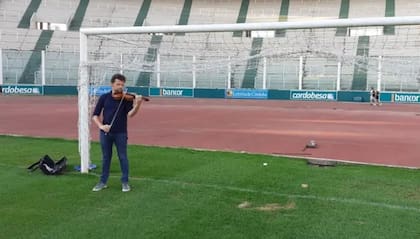Julian Rachlin toca su violín en el arco donde Krankl convirtió los dos goles