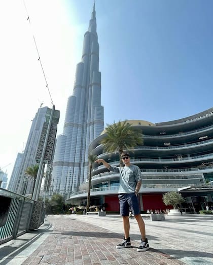 Julián Serrano en el edificio Burj Khalifa (Foto: Instagram @julianserrano01)