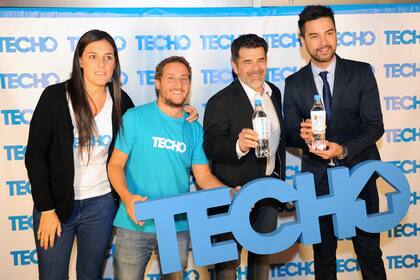 Julian Weich con Leandro Leunis y los organizadores de Techo