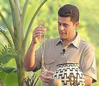 Julián Weich conduciendo Expedición Robinson, el reality estrenado en octubre de 2000 cuyo éxito preparó el terreno para el debut de GH al año siguiente